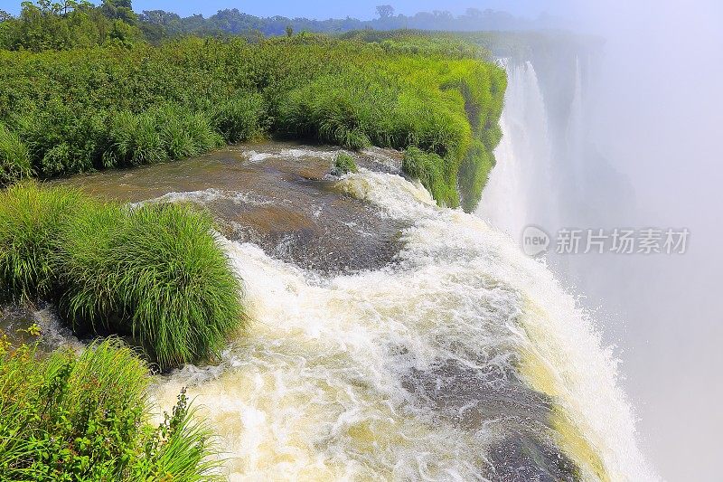 令人印象深刻的伊瓜苏瀑布景观从阿根廷一侧，在自然景观中引人注目的美丽-田园般的魔鬼的喉咙-巴西Foz do Iguacu，巴拉那，伊瓜苏港，米塞内斯和巴拉圭的国际边界-南美